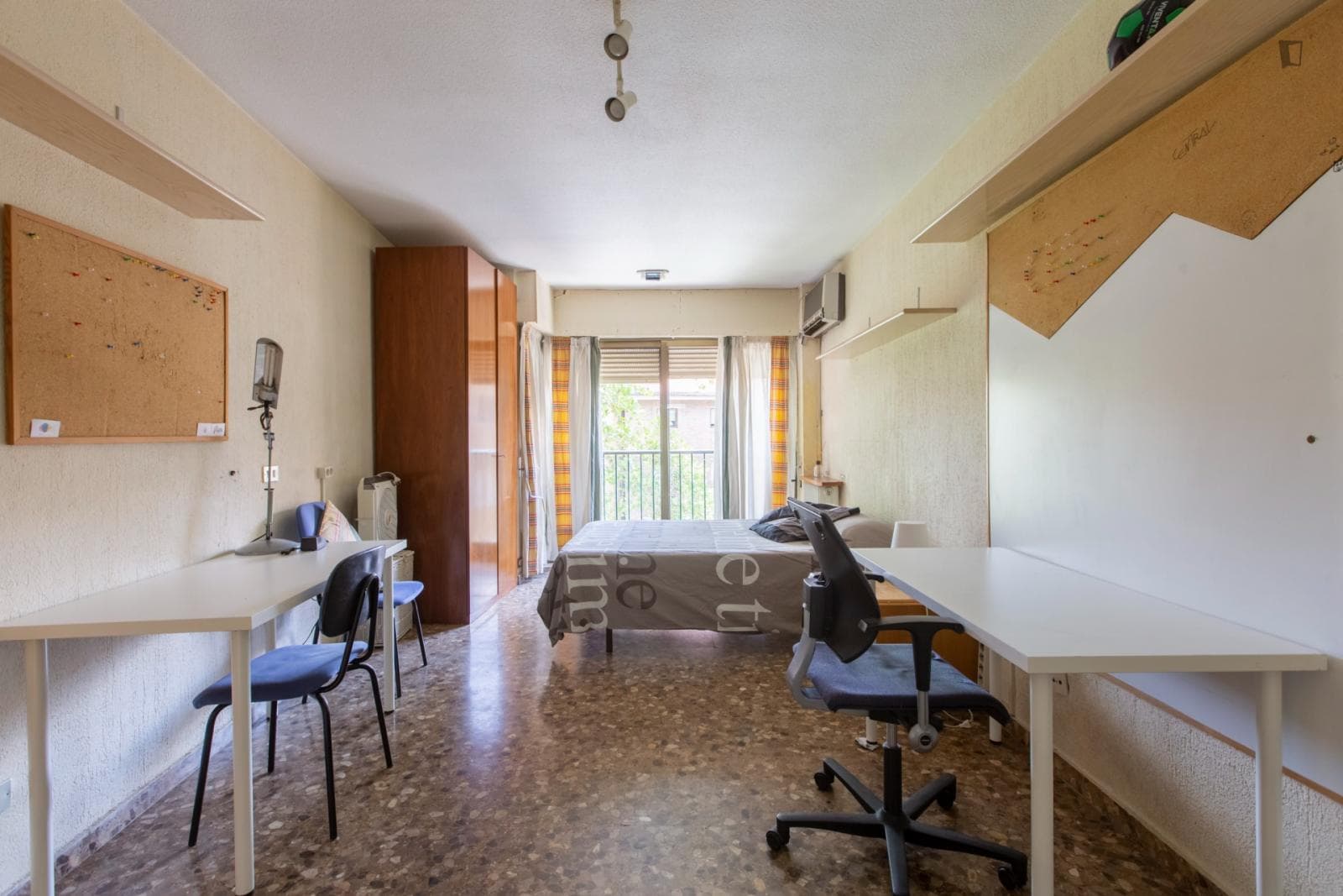 Enormous room with private bathroom, double bed, and big shiny full-size window photo 1