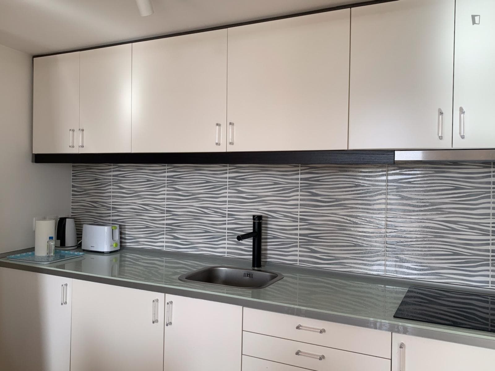 Sunny 1-bedroom apartment in downtown Lisbon photo 1