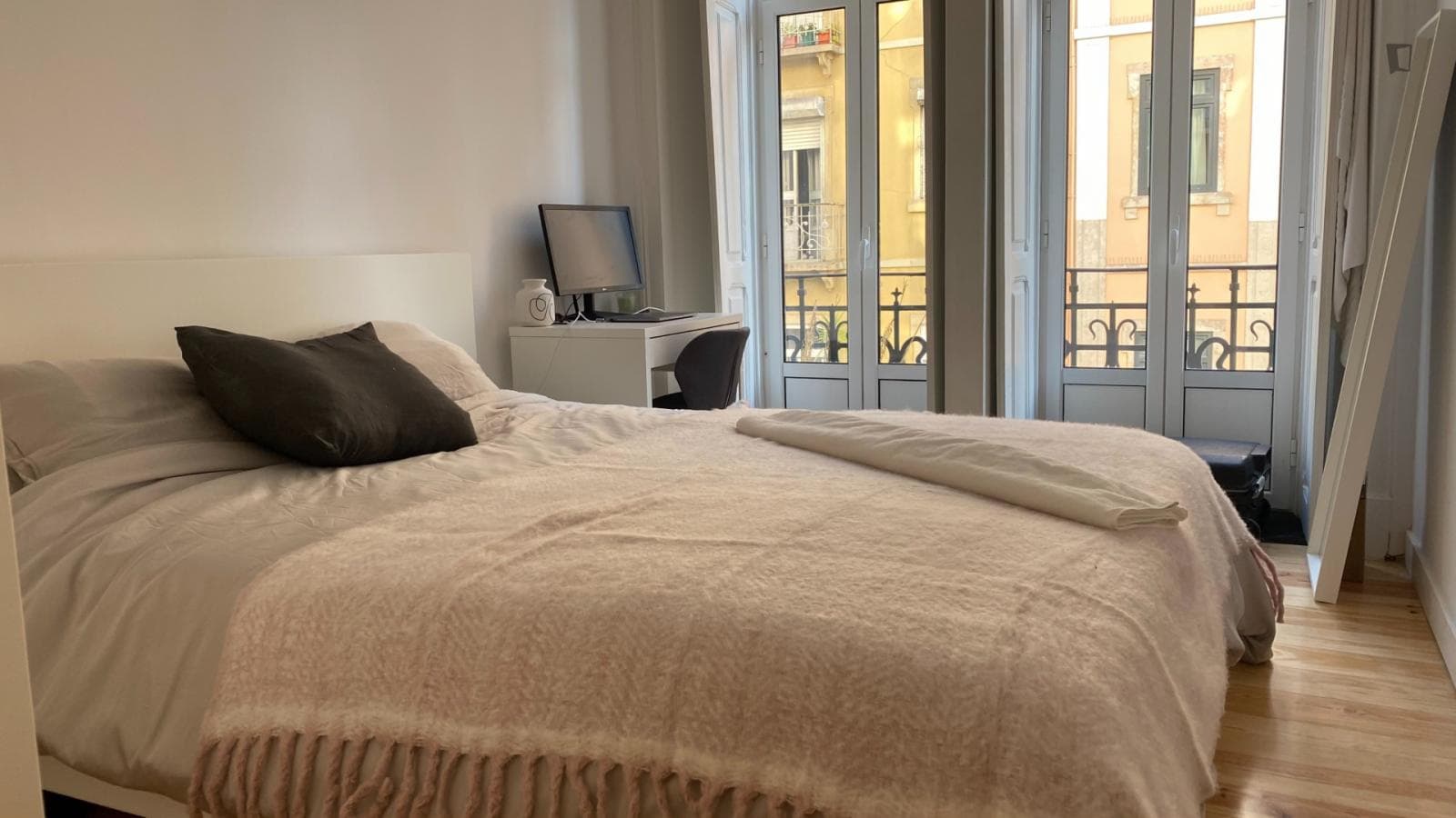 Cool double bedroom with a balcony in Arroios photo 1