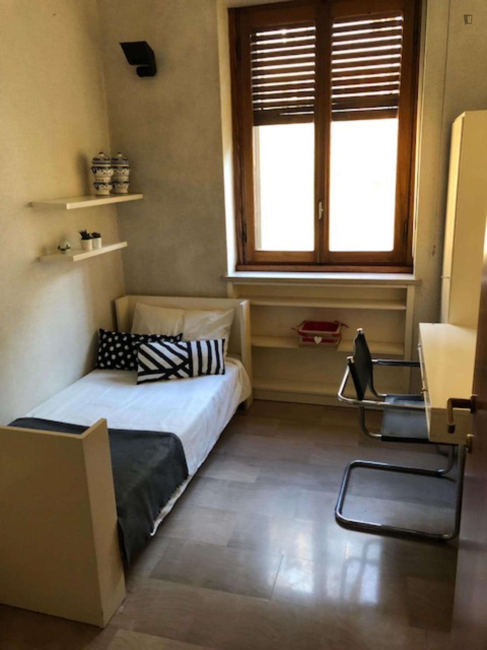 Snug single bedroom in a 6-bedroom flat, in Bocconi-Porta Romana photo 1