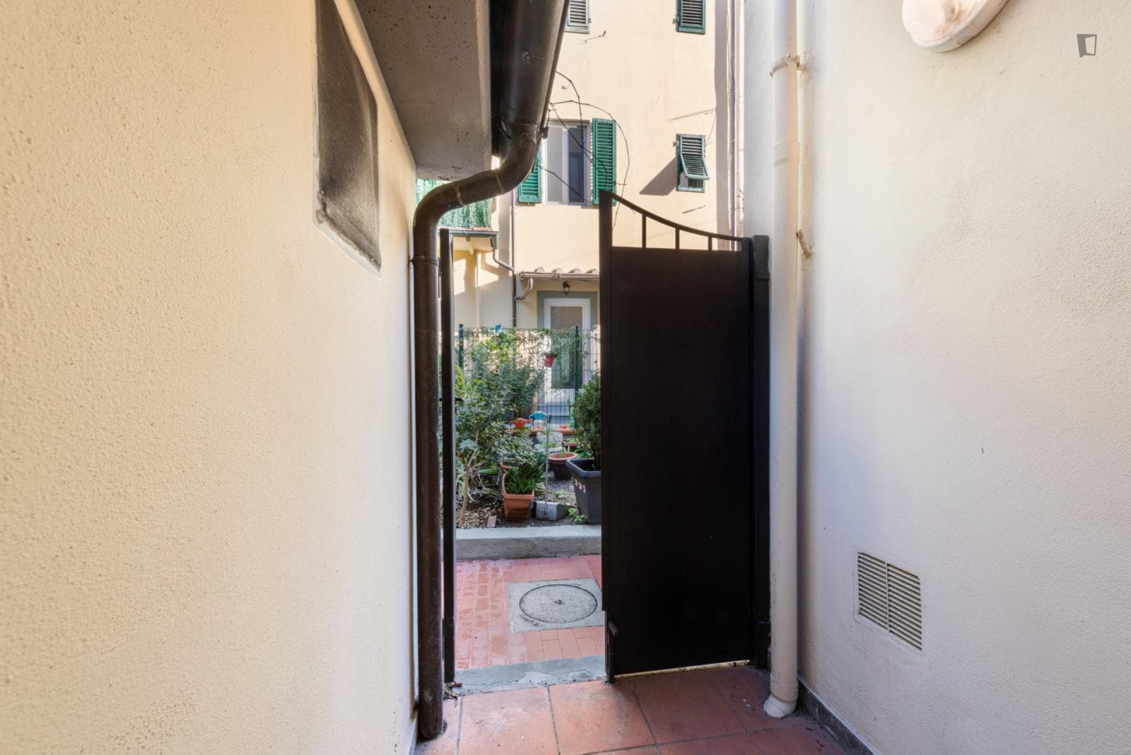 Inviting 2-bedroom flat close to Statuto train station photo 1