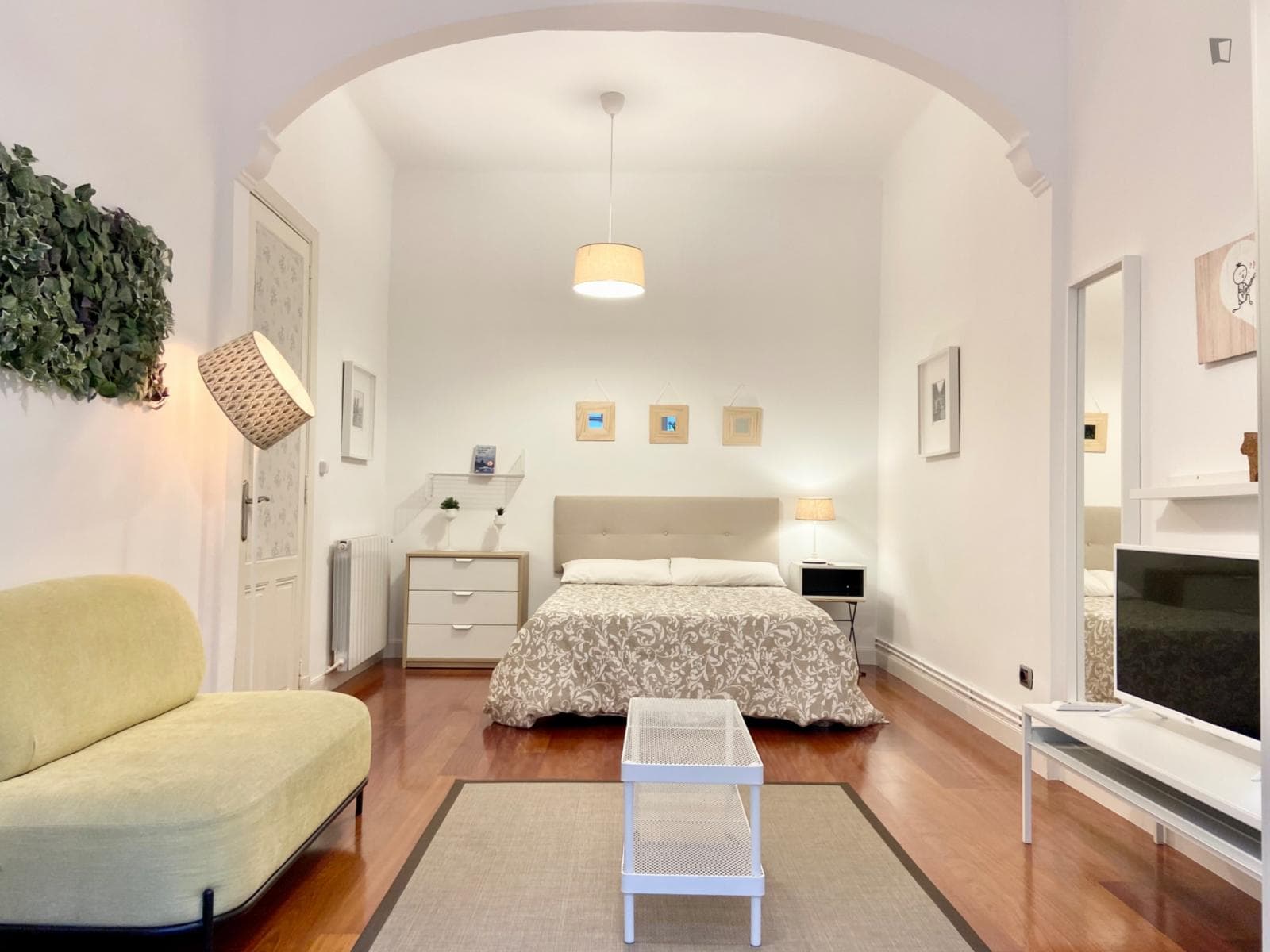 Excellent double bedroom in a 5-bedroom flat, in Abando photo 1