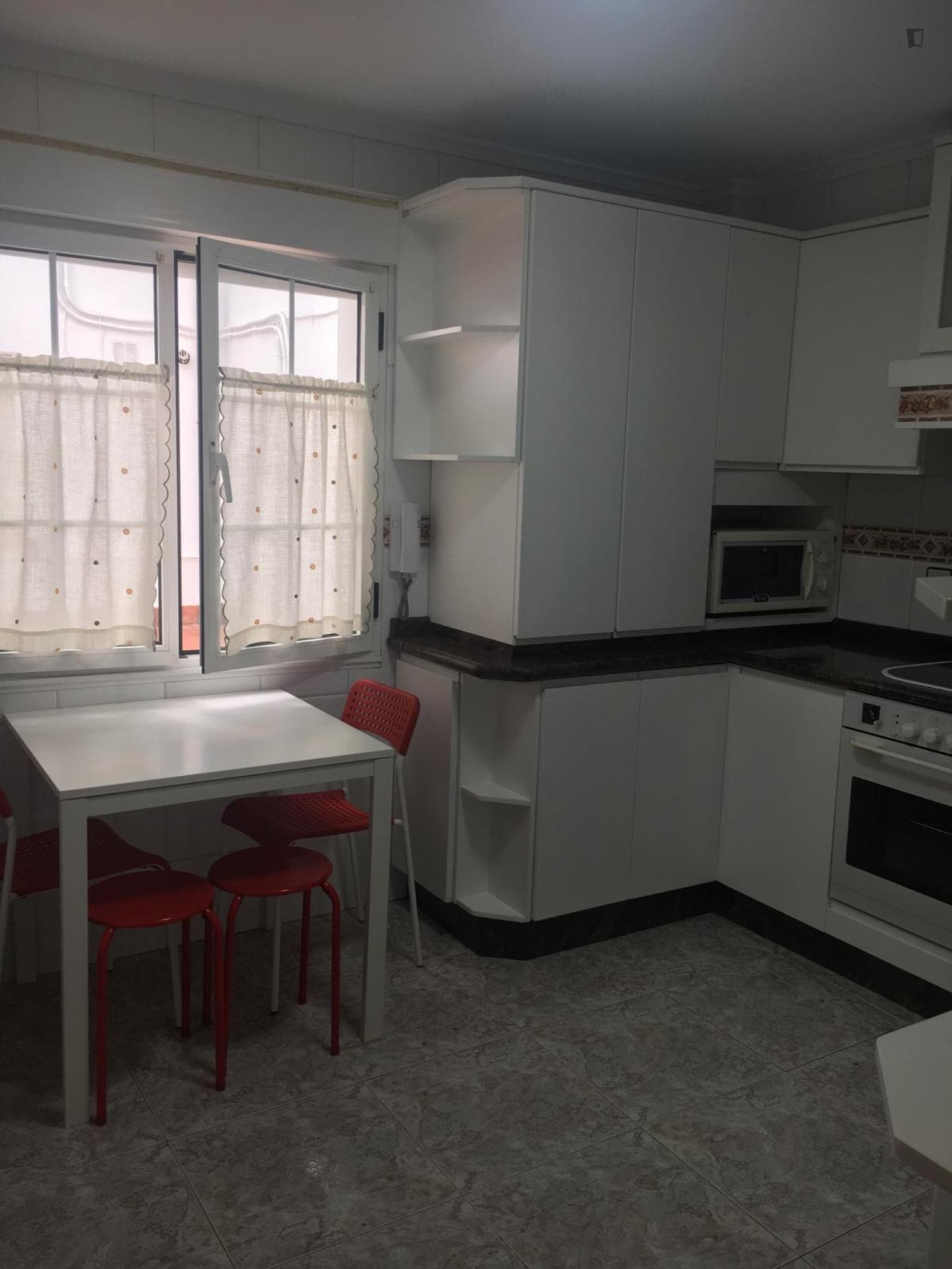 Single bedroom in 3-bedroom refurnished apartment photo 1
