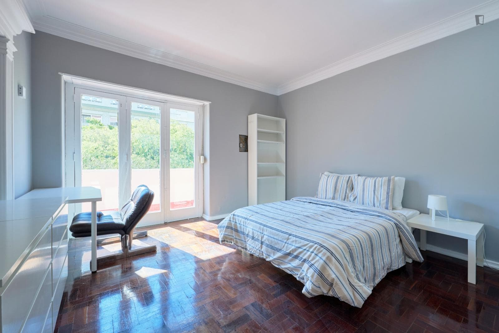 Luminous double bedroom with a balcony, in Entrecampos photo 1