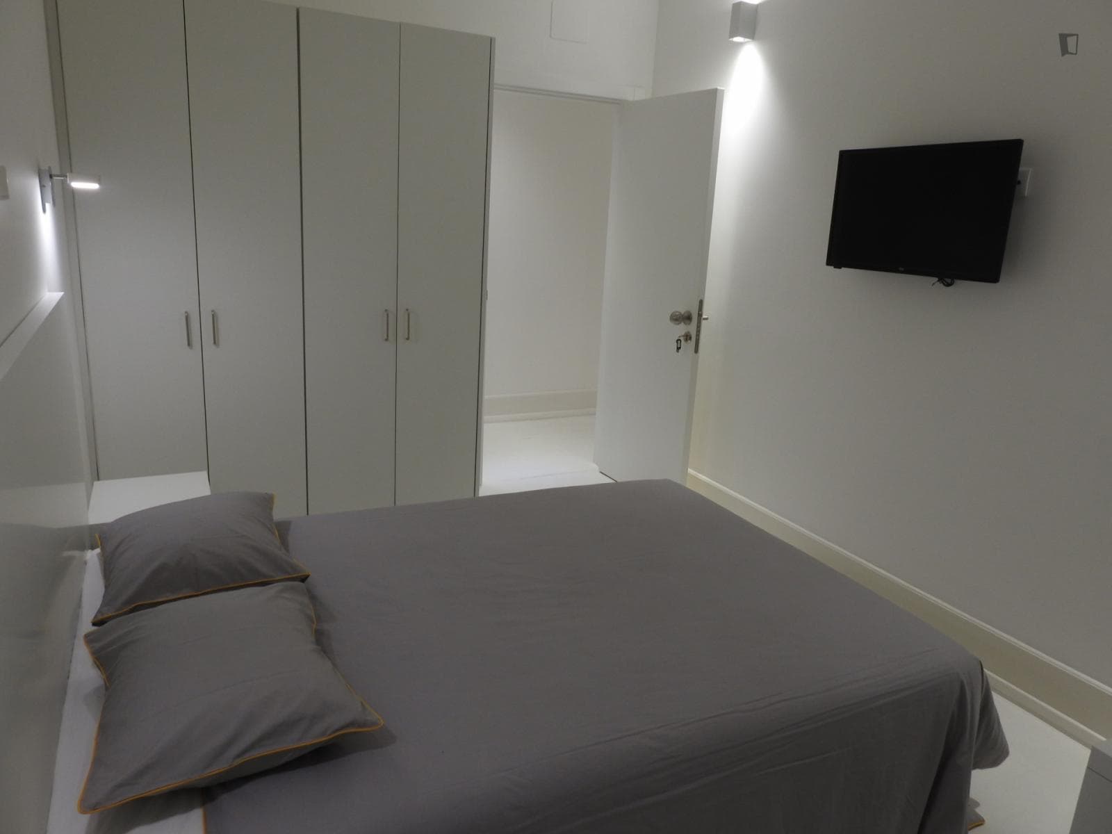 Restful double bedroom in Saldanha photo 1