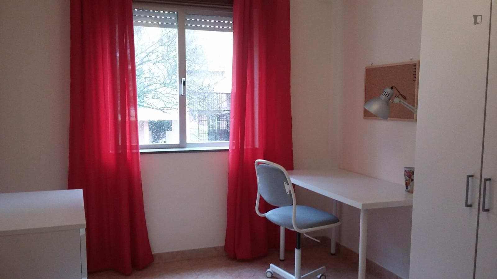 Colourful single bedroom in Almada photo 1