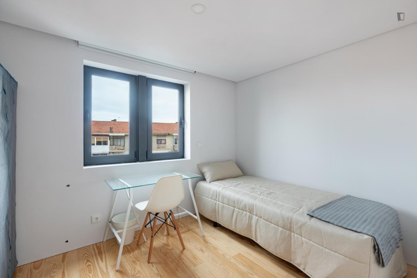 Single bedroom in a 9-bedroom house, in Paranhos photo 1