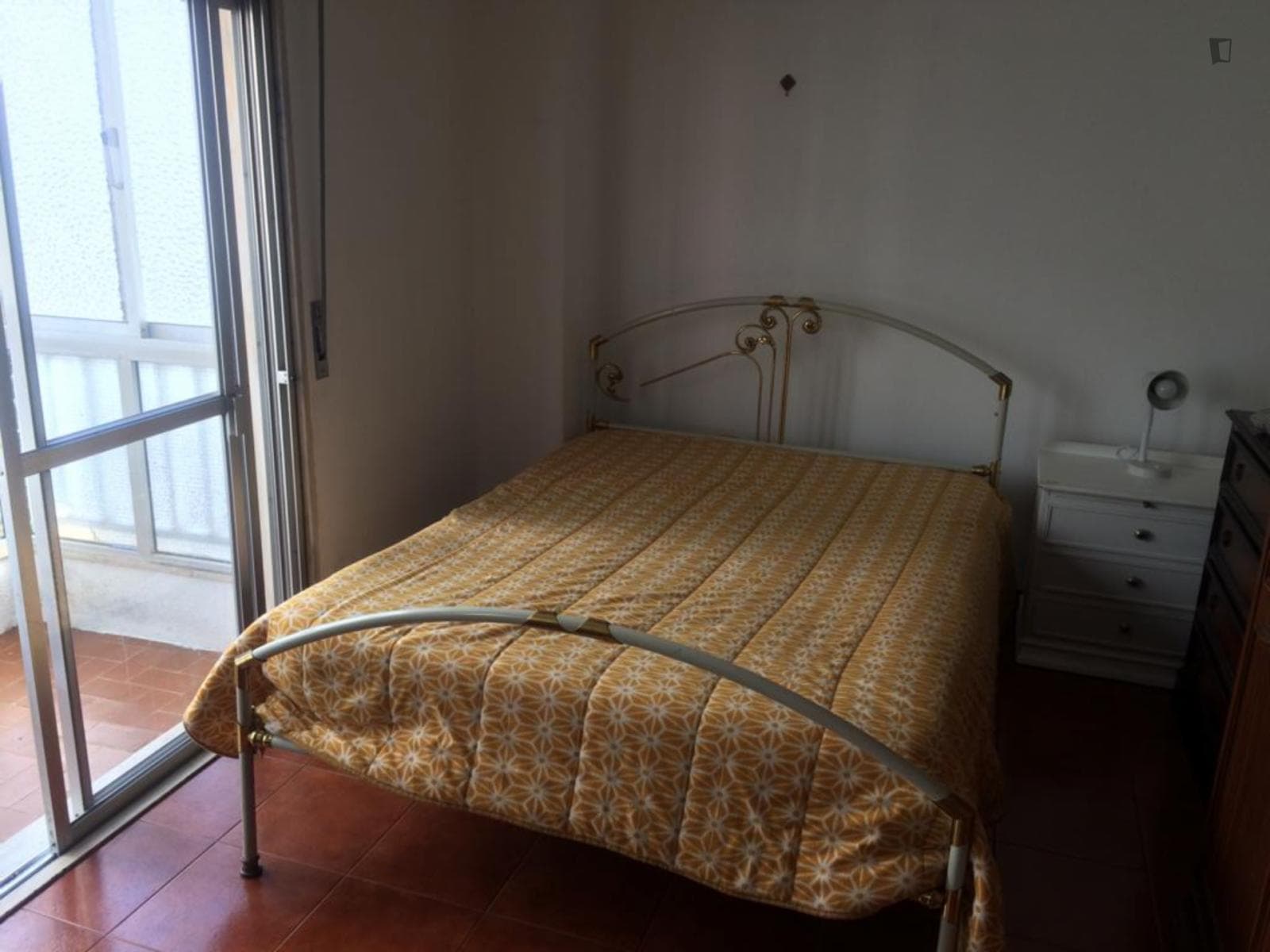 Spacious double bedroom with balcony next to Odivelas metro station photo 1