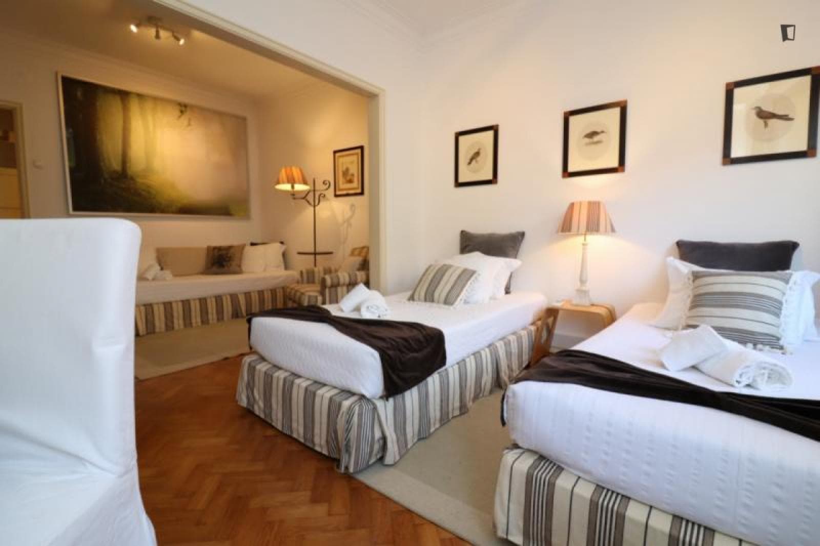 Ample triple bedroom near the Braço de Prata train station photo 1