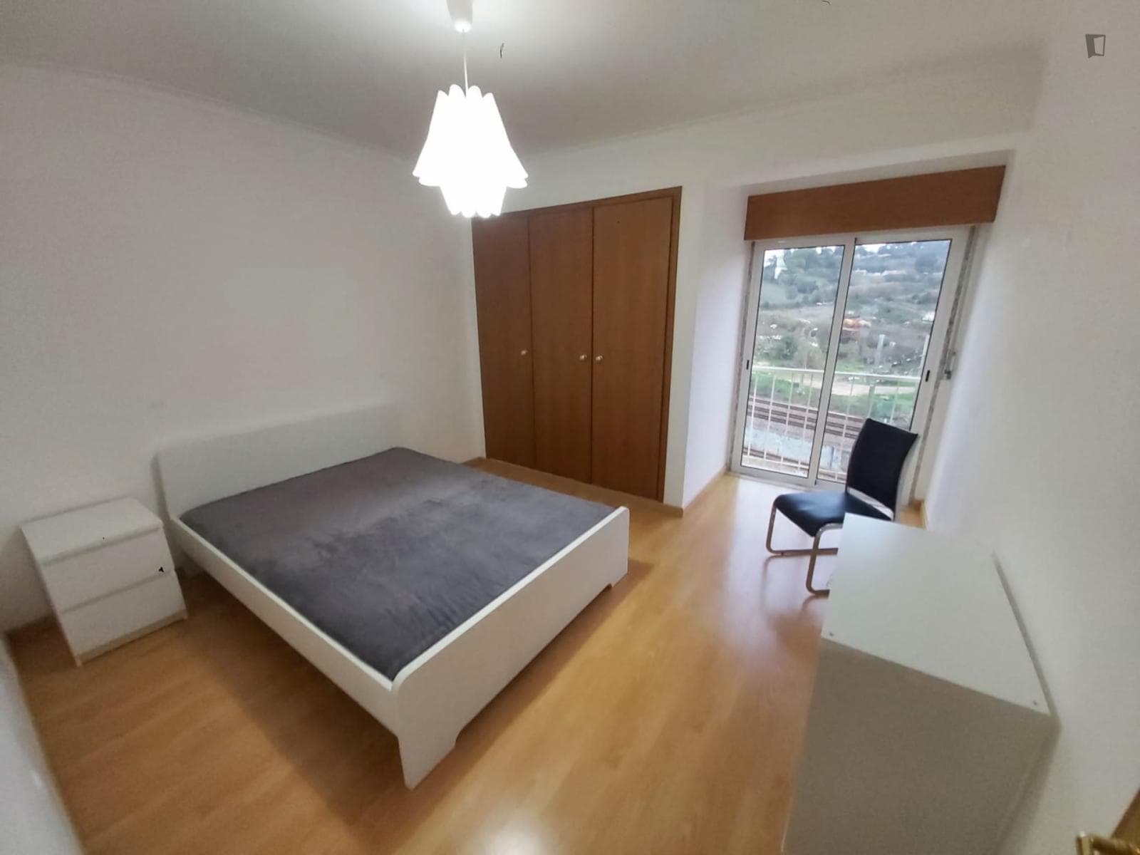 Modern double bedroom in Agualva-Cacém photo 1