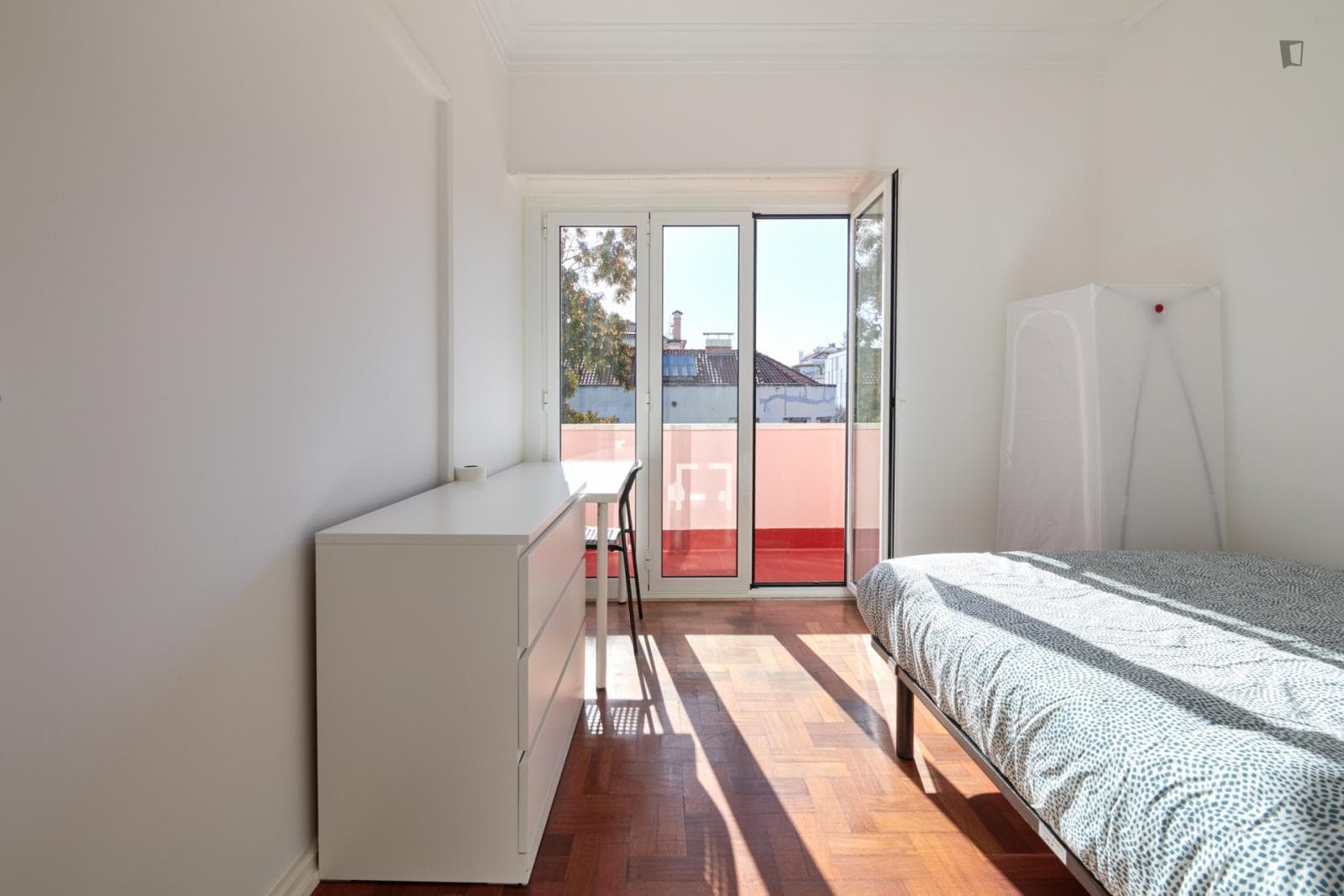 Student-friendly double bedroom in Entrecampos photo 1