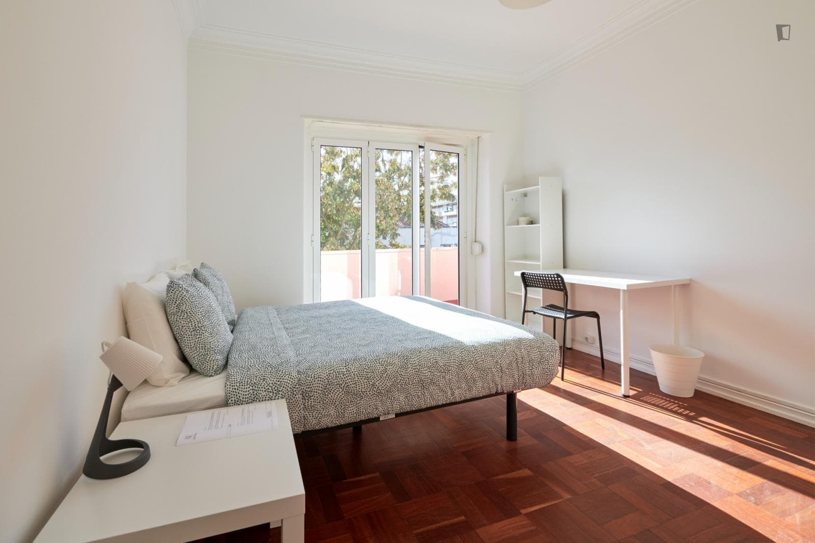Tasteful double bedroom in a student flat, in Entrecampos photo 1