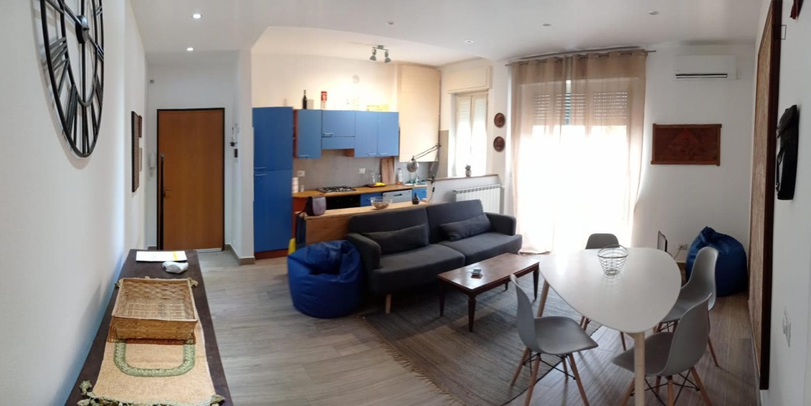Homely 1-bedroom apartment, with outdoor area next to Marche metro station photo 1