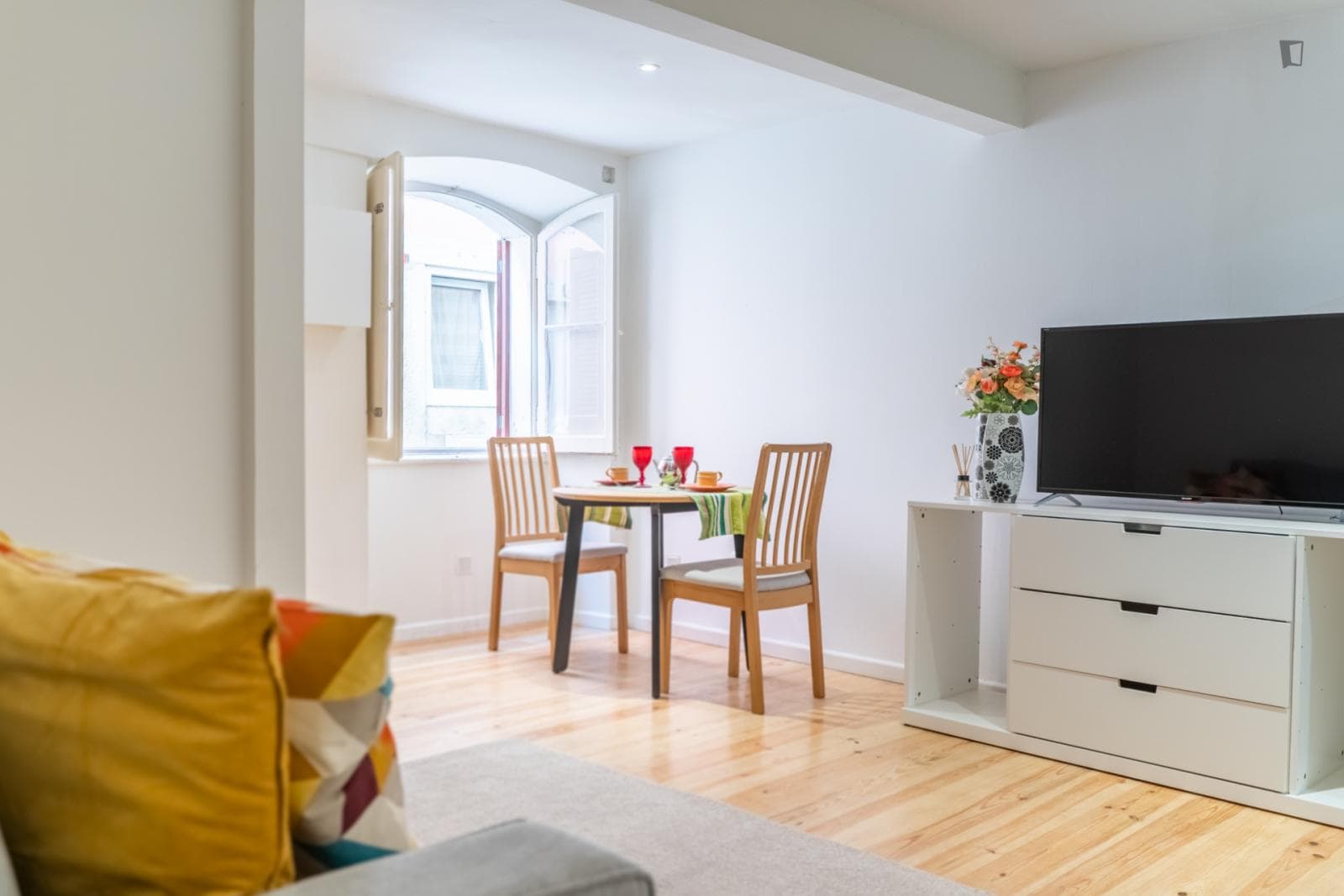 Modern and appealing studio next to the Lisbon centre photo 1