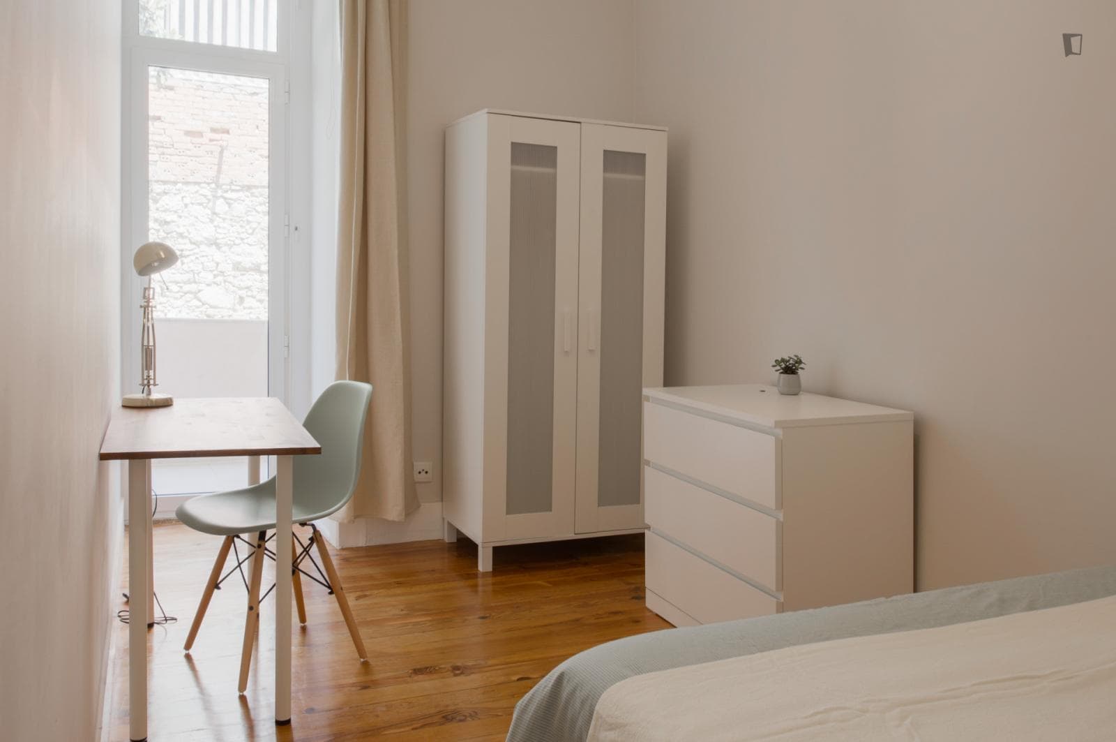 Attractive double bedroom, With Balcony, by Alameda photo 1