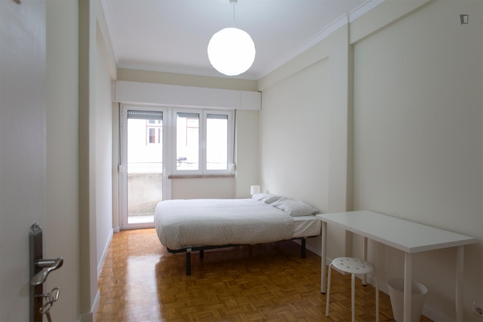 Inviting double bedroom not far from Jardim Zoológico de Lisboa photo 1