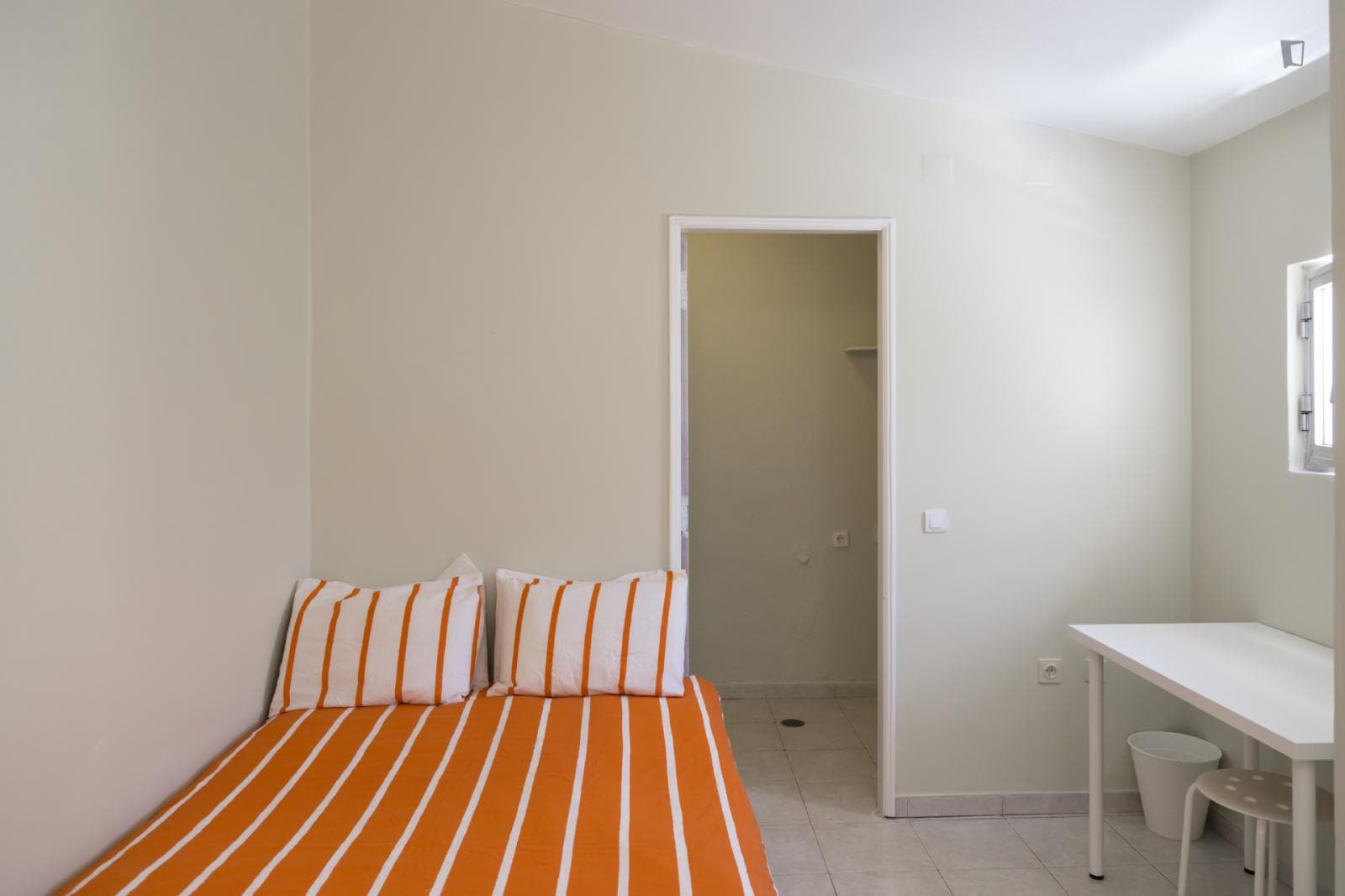 Colourful double bedroom within reach of IST photo 1