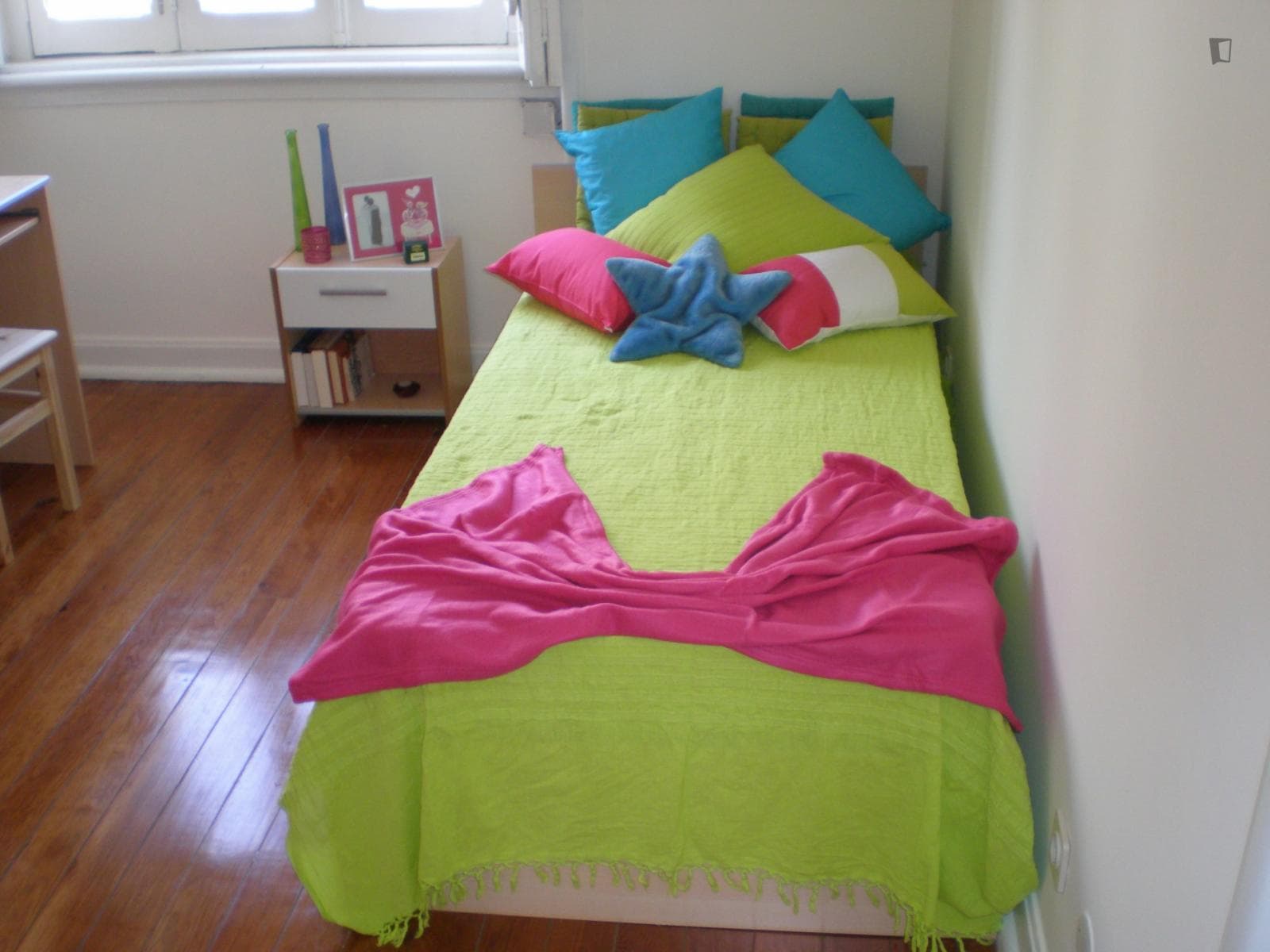 Quarto individual com cama de solteiro em casa com 3 quartos photo 1