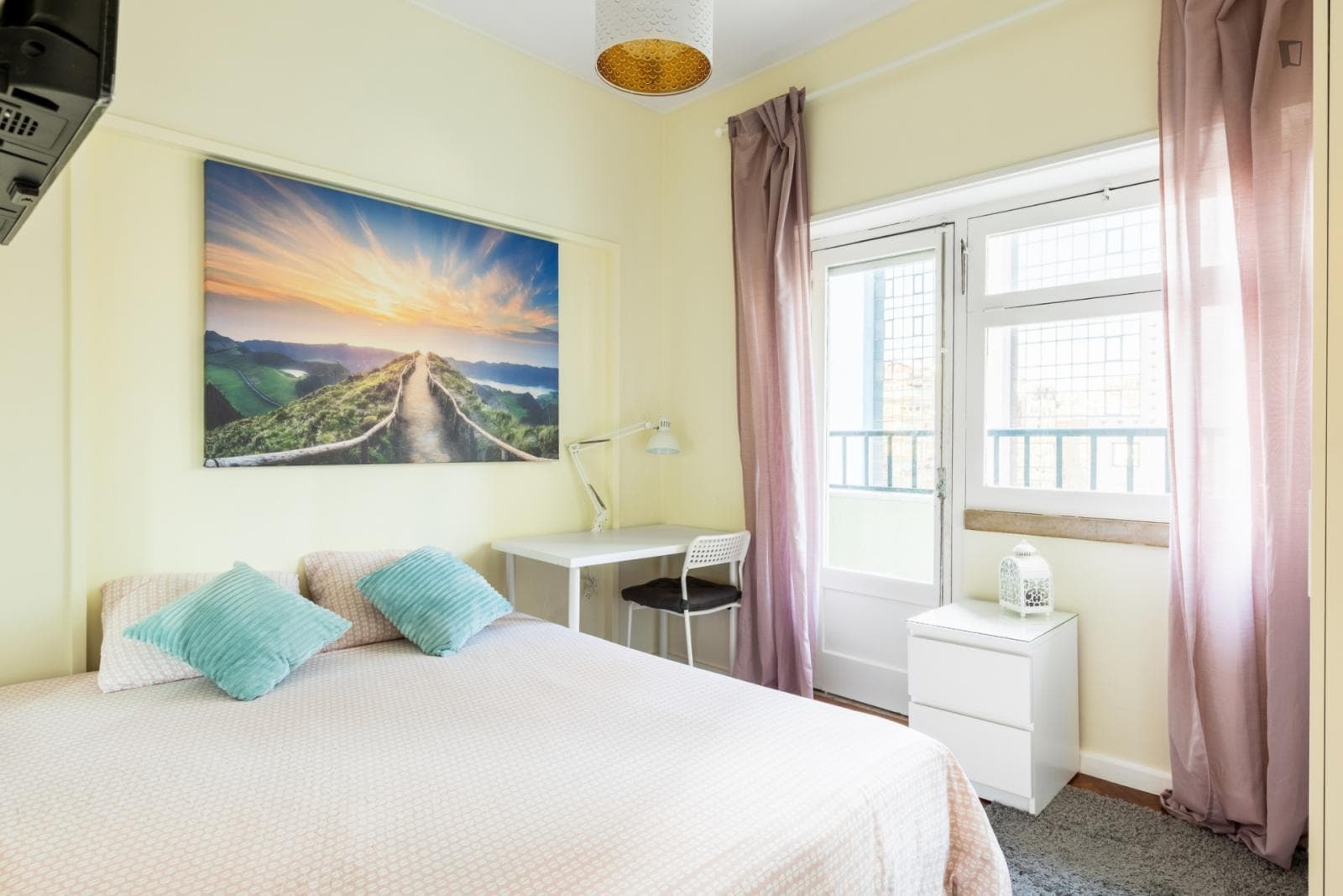 Pleasant modern double bedroom with open balcony near IST/ Campo Pequeno photo 1