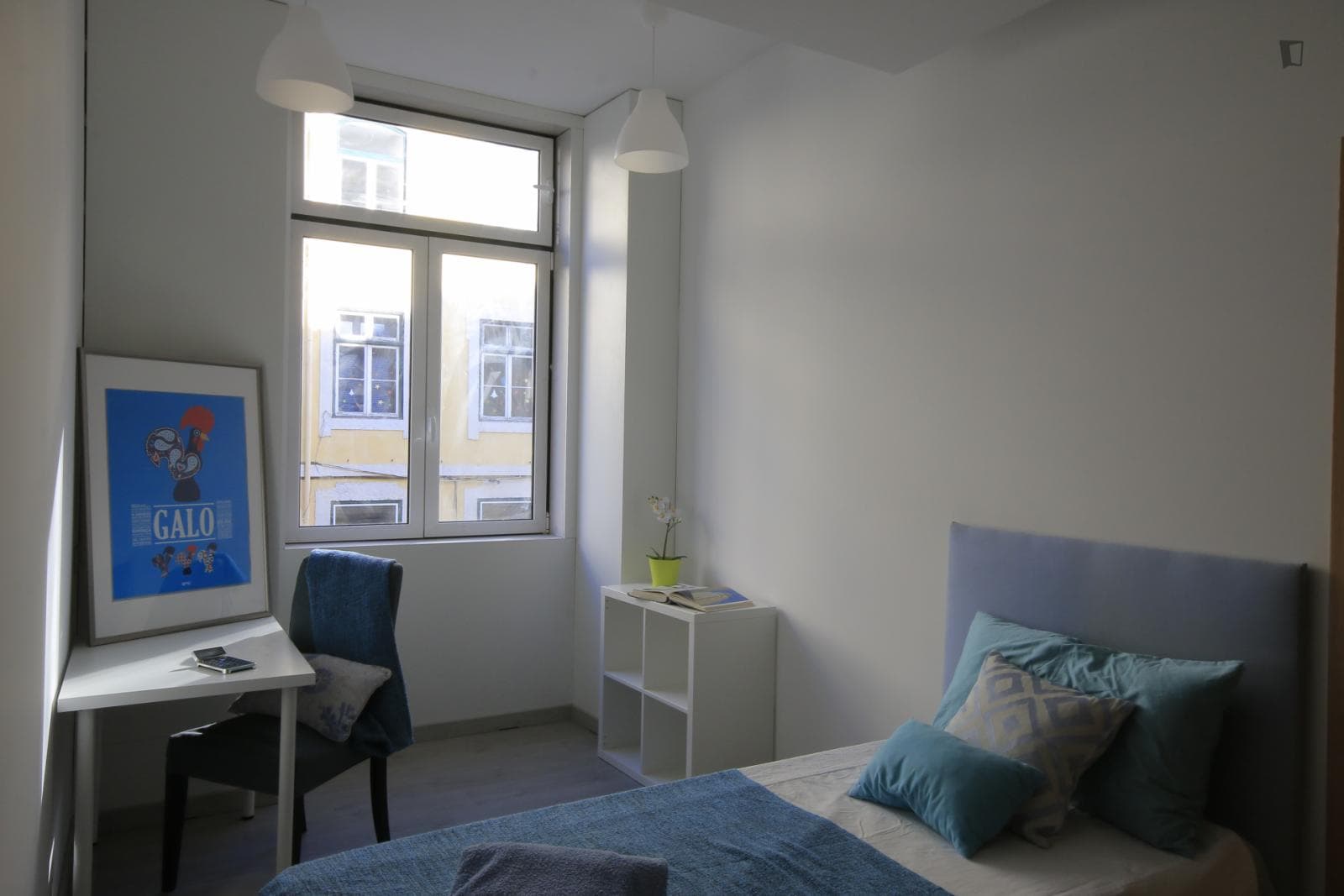 Single ensuite bedroom in Baixa, central Lisbon photo 1