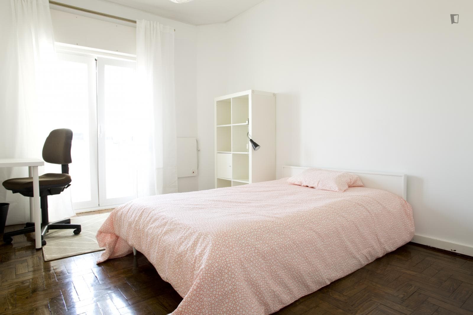 Roomy double bedroom close to Alvalade metro station photo 1