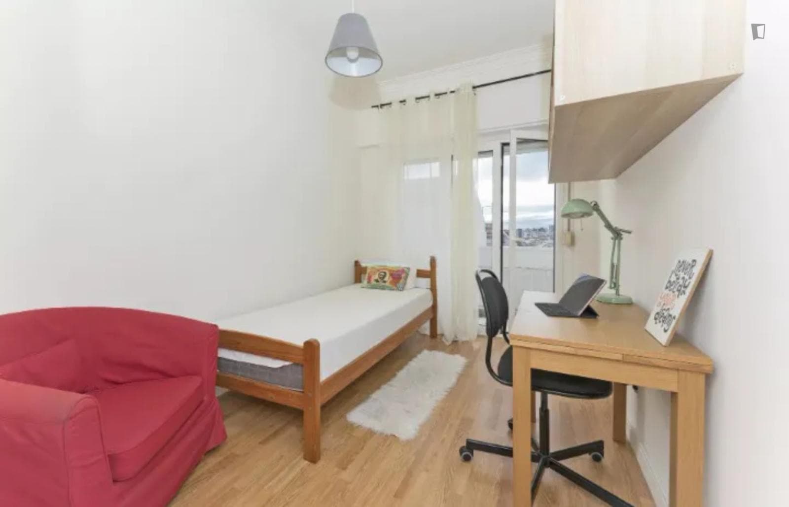 Beautiful single bedroom with balcony next to Faculdade de Medicina photo 1