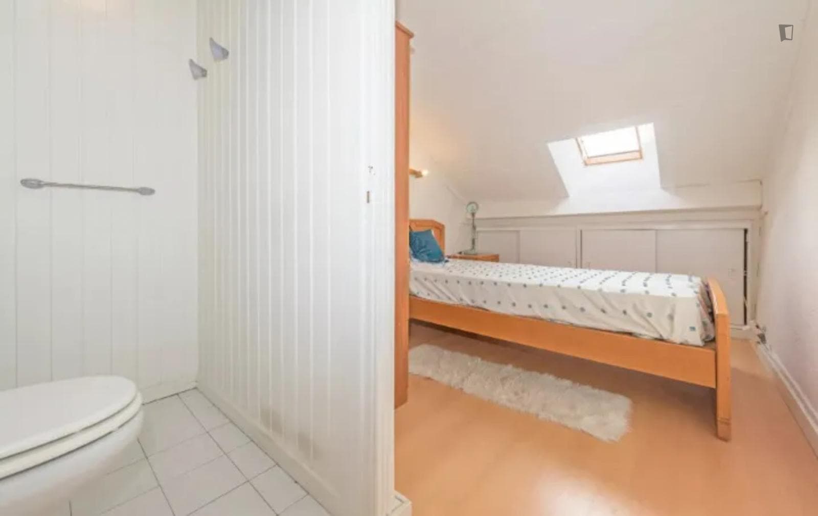 Large suite with WC next to Campo Pequeno metro station photo 1