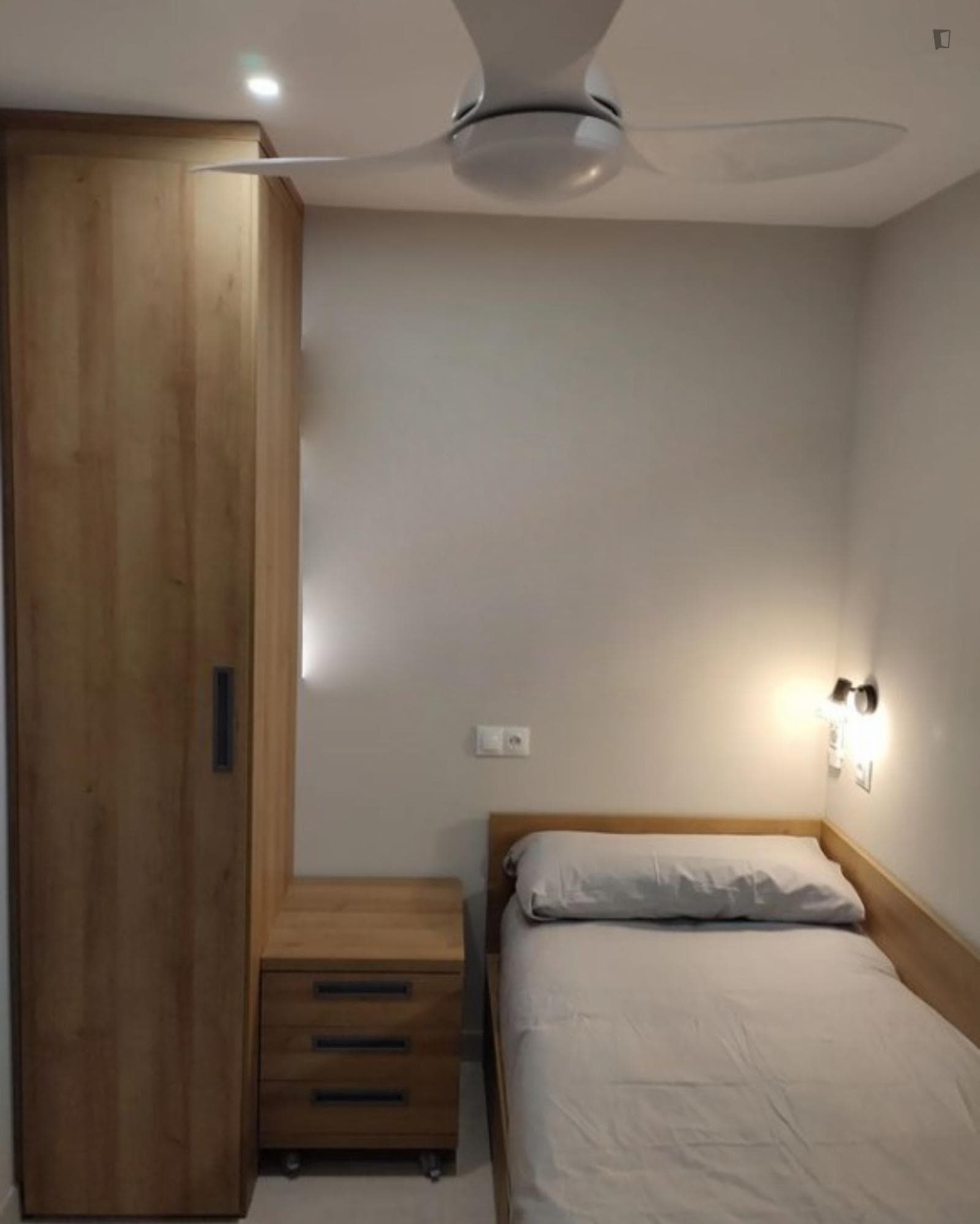 Incredible single bedroom close by Plaza Borrull tram station photo 1