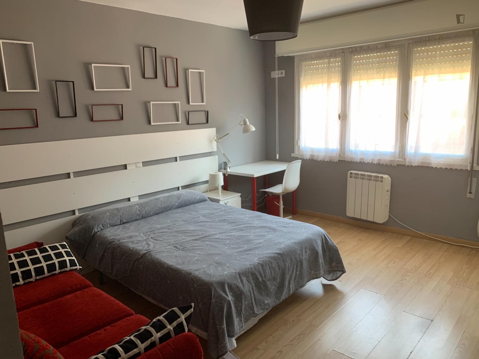 Double bedroom in 4-bedroom apartment photo 1