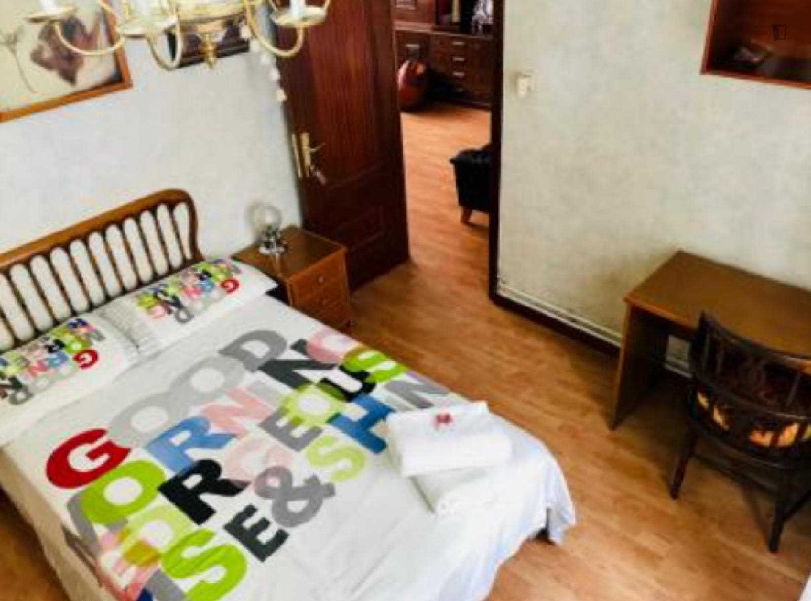 Cosy Double bed - single use. Central photo 1