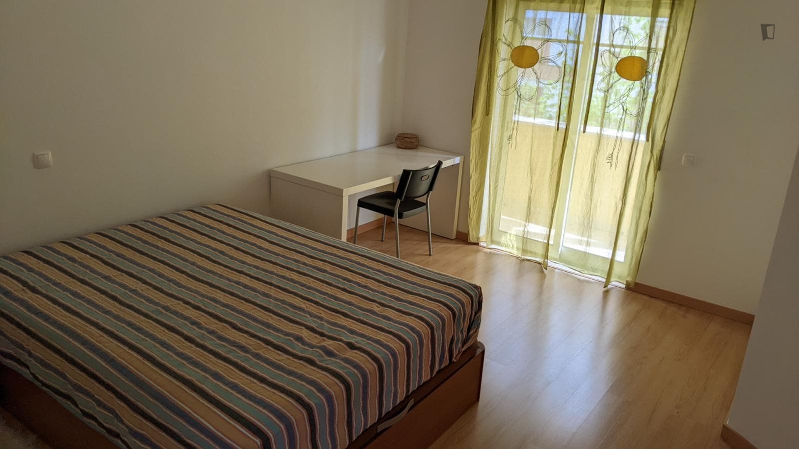Very nice bedroom with double bed and balcony near Nova SBE photo 1