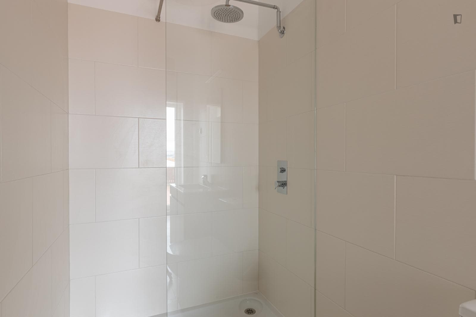 Fresh single bedroom with a balcony, in Alvalade photo 1
