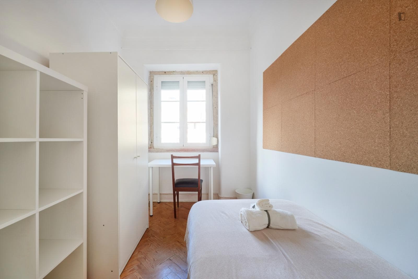 Light single bedroom in a 7-bedroom flat, in Alameda photo 1