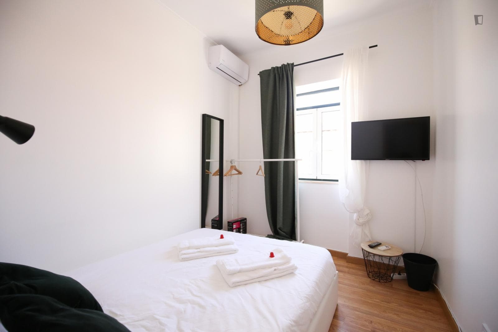 Cosy and bright double bedroom in São Bento photo 1