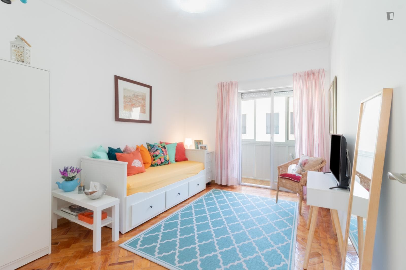 Sunny 1-bedroom apartment in Ajuda photo 1