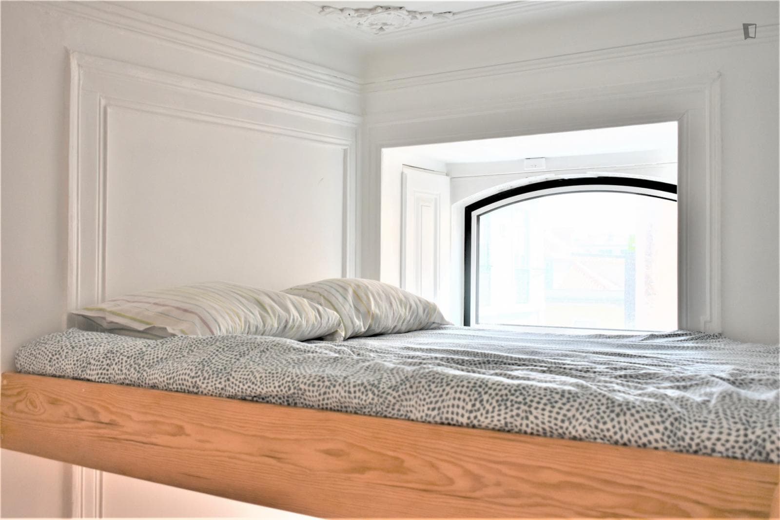 Double bedroom with a lofted bed, in Bairro Alto photo 1