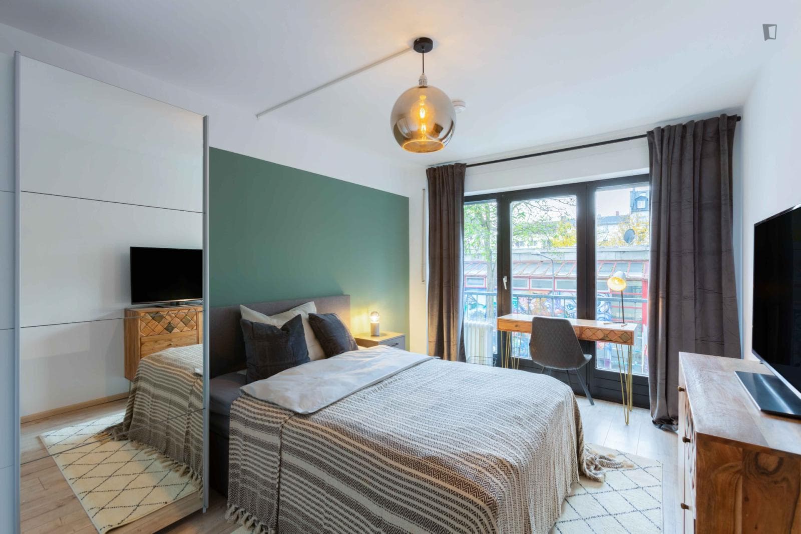 Luminous double bedroom with TV in Frankfurt photo 1