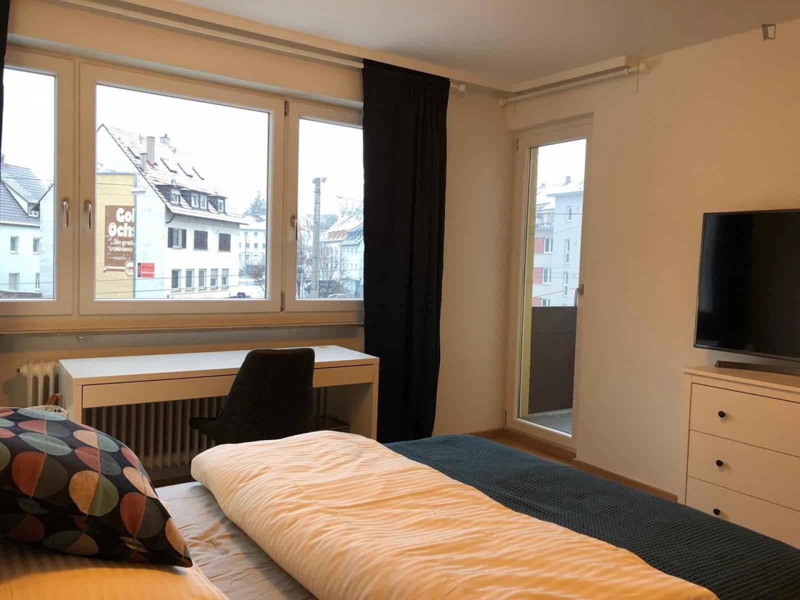 Bright single bedroom in a 3-bedroom apartment photo 1