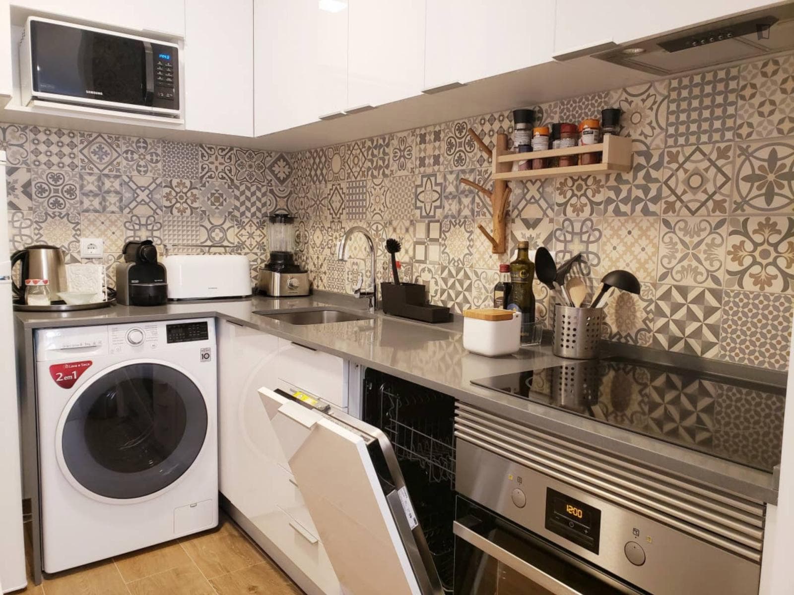 Inviting 1 bedroom apartment close to Santa Apolônia photo 1