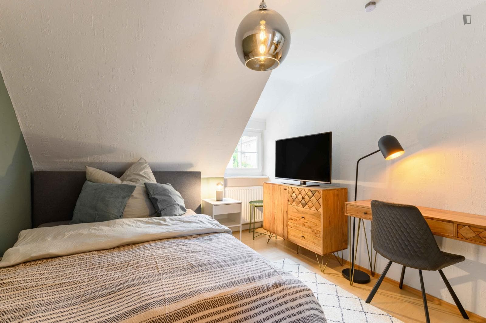 Elegant single bedroom in a 4-bedroom apartment in Stuttgart photo 1