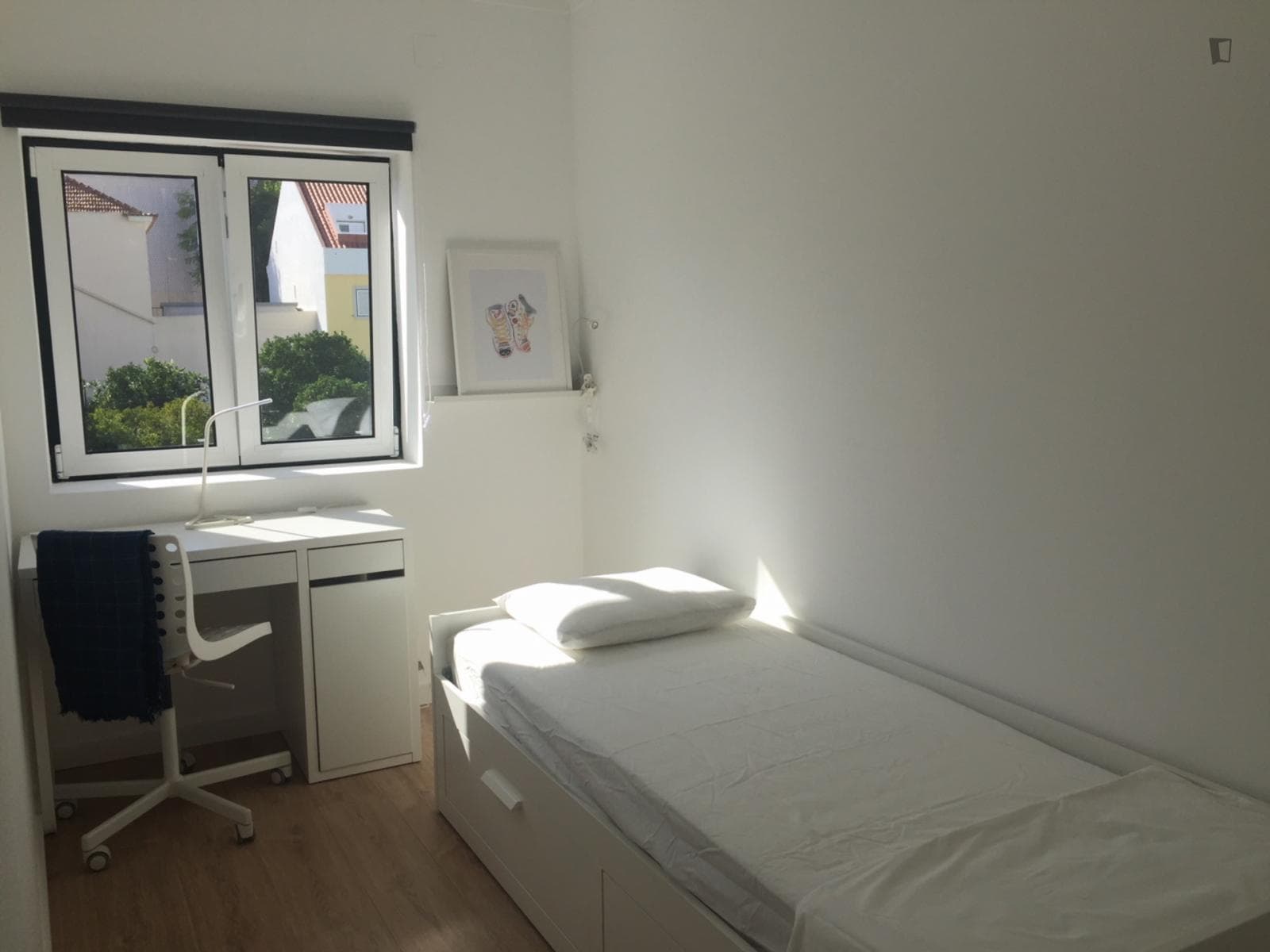 Comfy single bedroom in a student house, in the centre of Setúbal photo 1