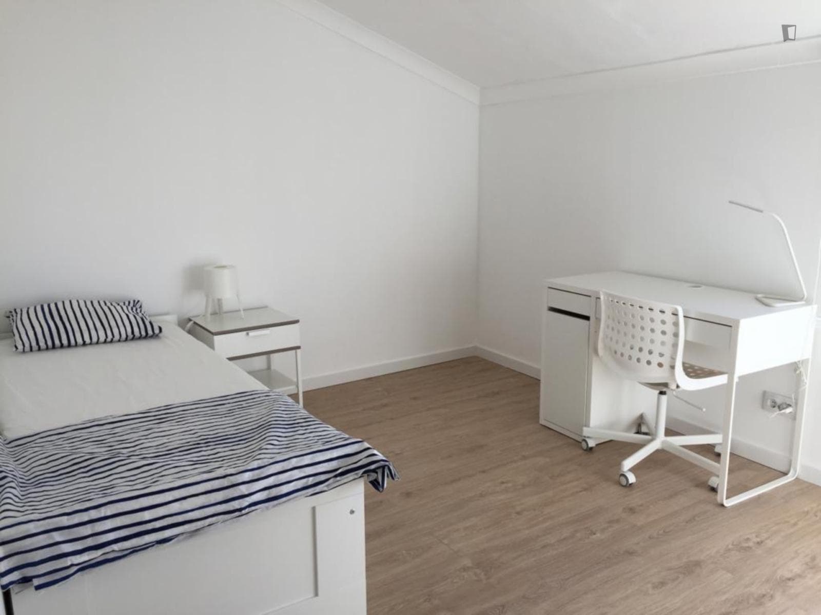 Big sunny single bedroom in the historic centre of Setúbal photo 1