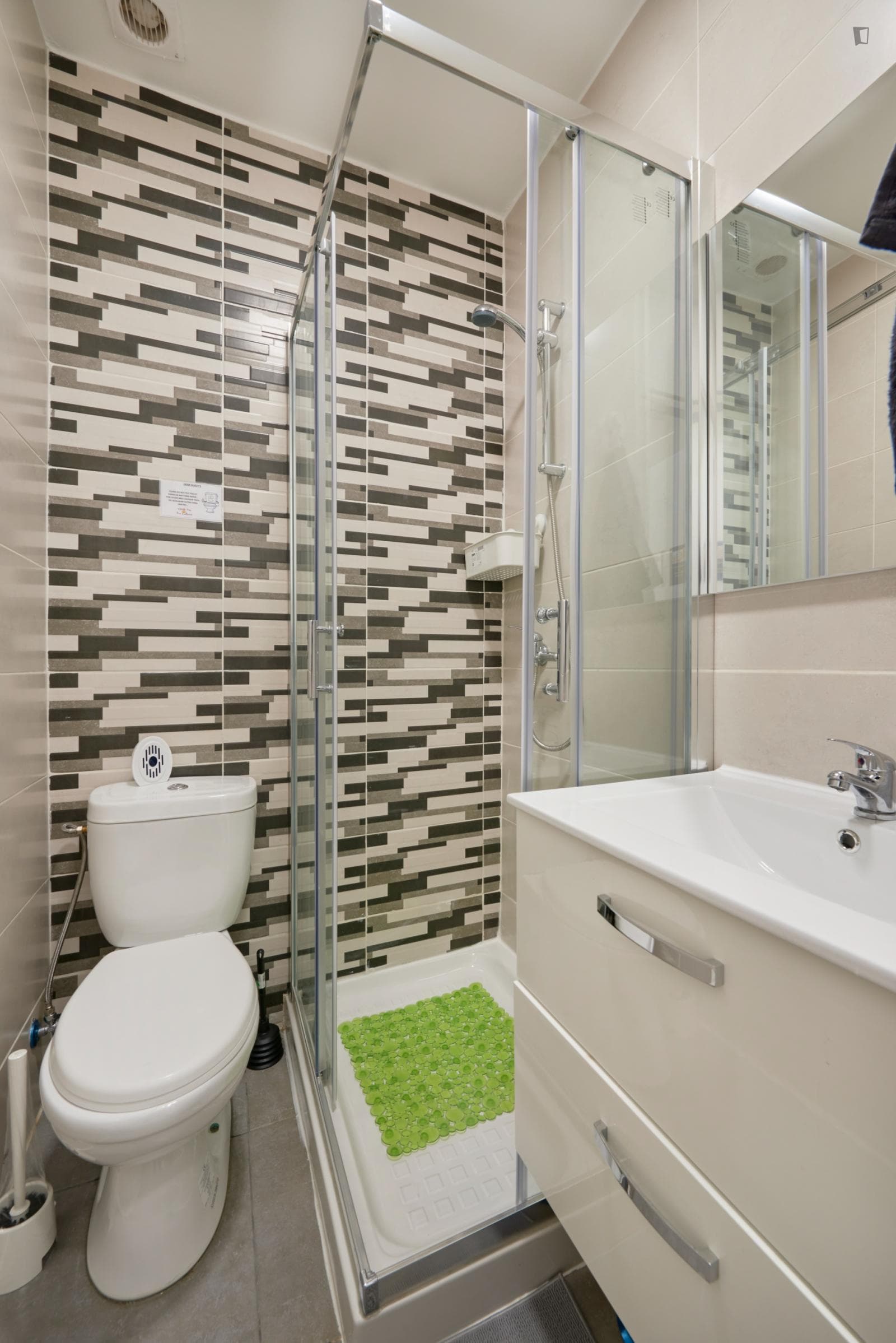 Nice single bedroom in Arroios photo 1