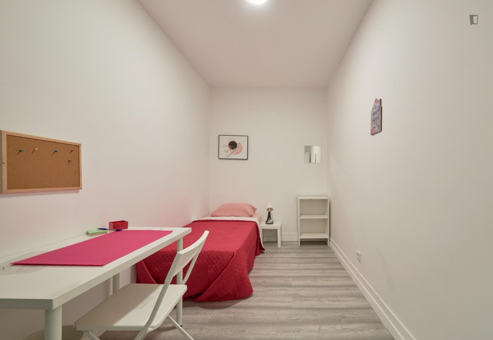 Cute single bedroom in a 6-bedroom flat, near Instituto Superior Técnico photo 1