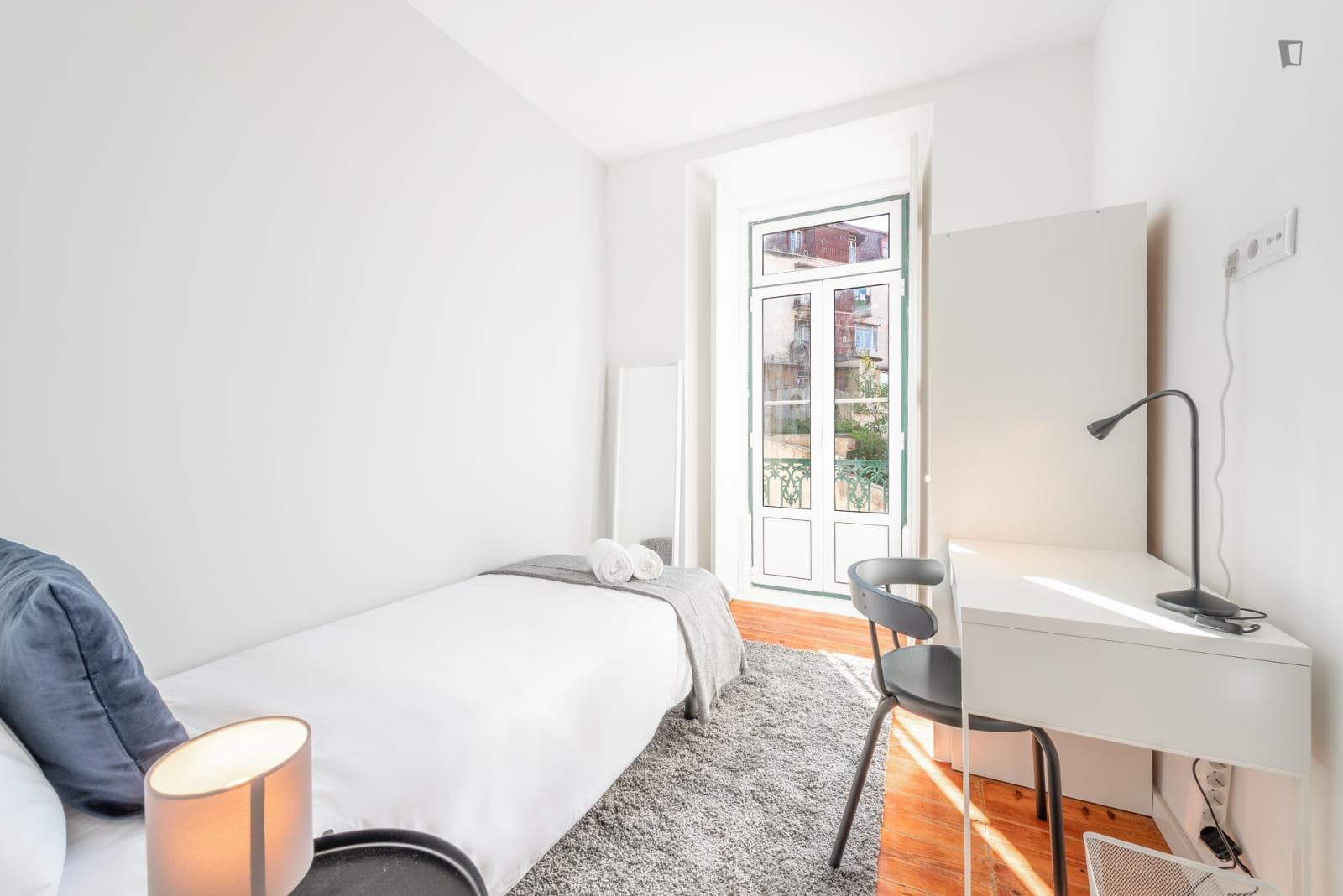 Very bright single bedroom in Martim Moniz photo 1