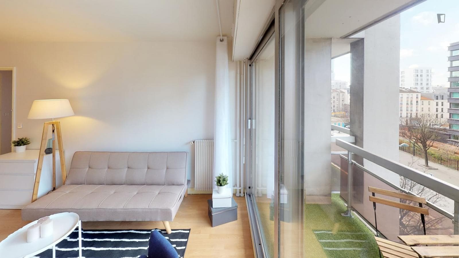 Lush double bedroom with a balcony, in Clichy photo 1