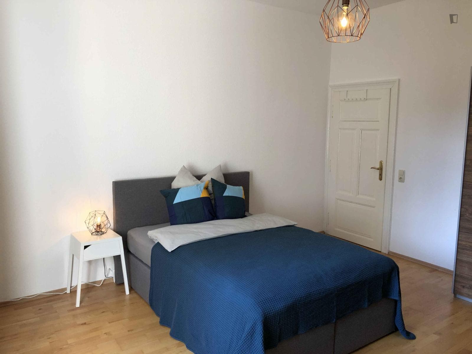 Fancy double bedroom in a 3-bedroom apartment in Nordend-Ost photo 1