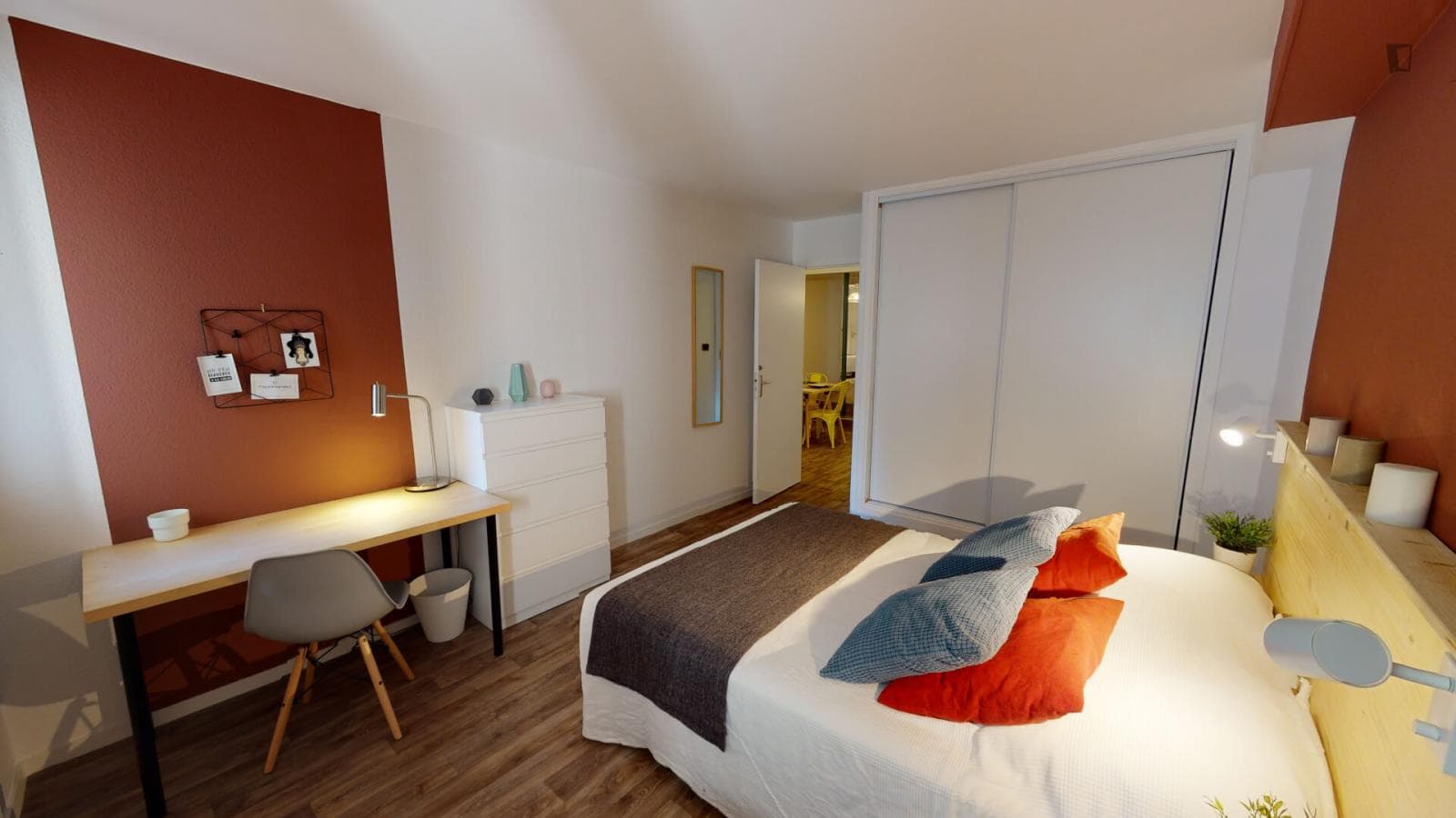 Tasteful double bedroom in a 5-bedroom apartment near Place D'Youville photo 1