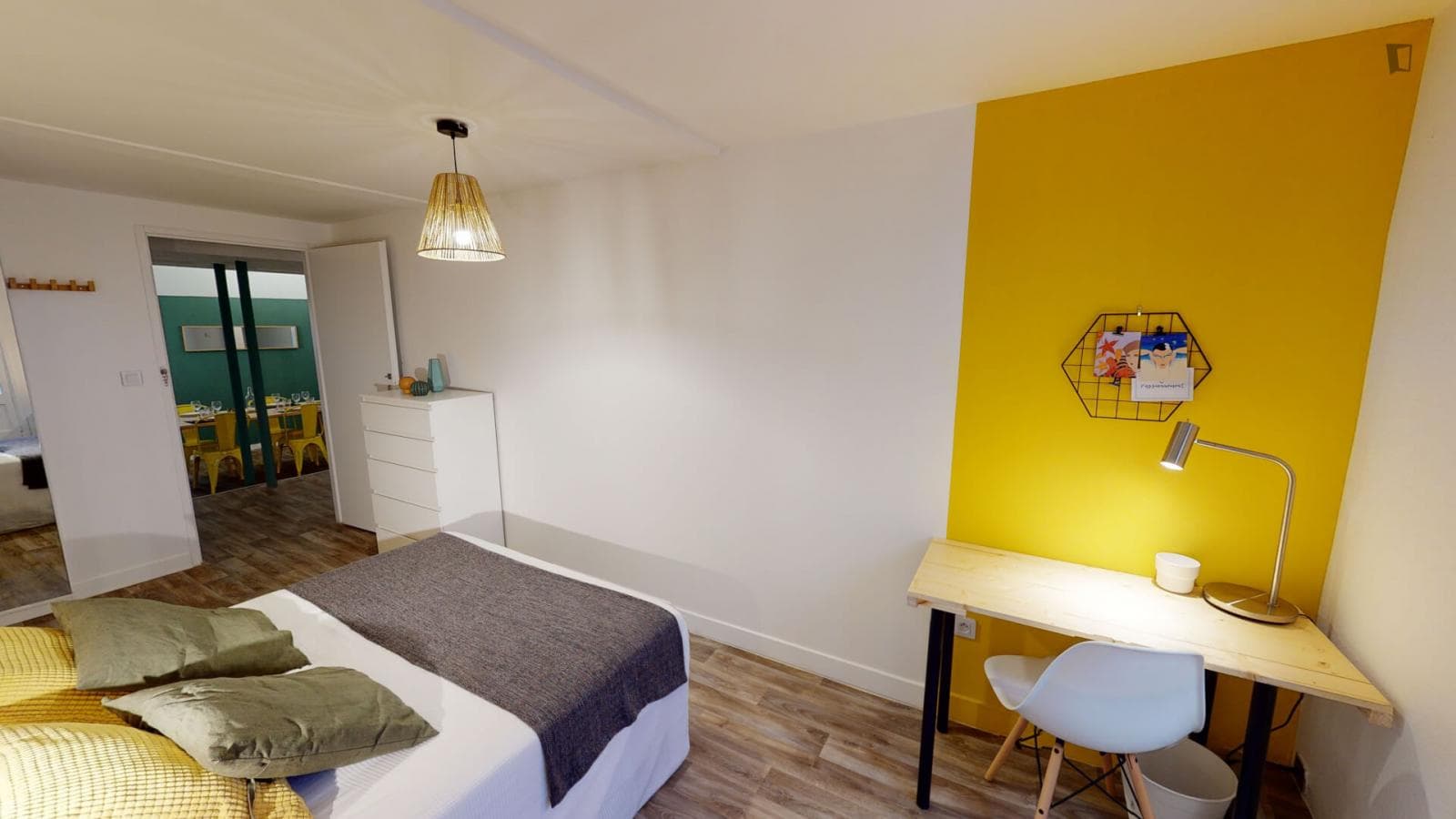 Adorable double bedroom in a 5-bedroom apartment near Place D'Youville photo 1