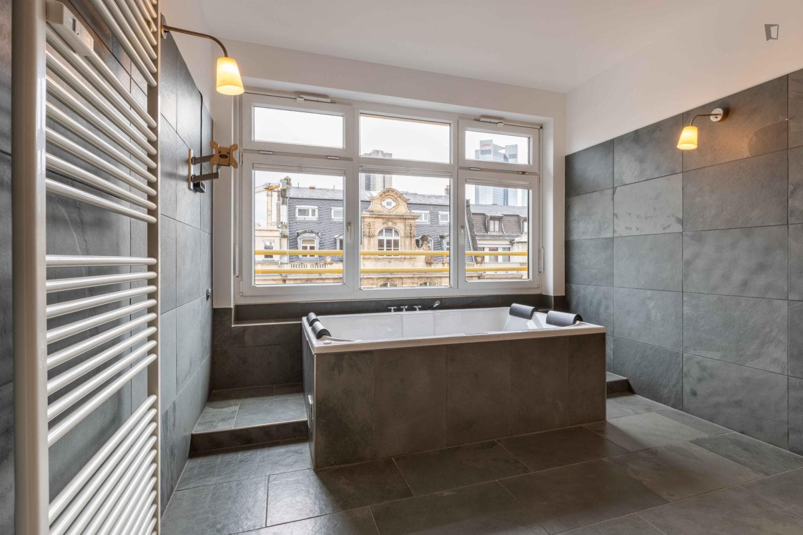 Comfy double bedroom in Frankfurt photo 1